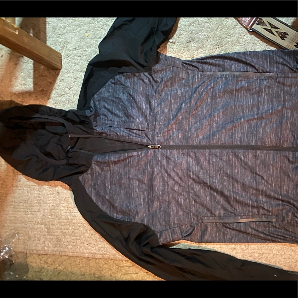 Lululemon Windbreaker Jacket women’s M Slate Gray Black Packable Vented Hooded